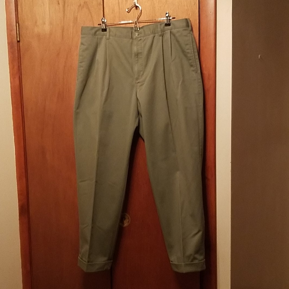 NWOT classic pleated front cuffed men's slacks